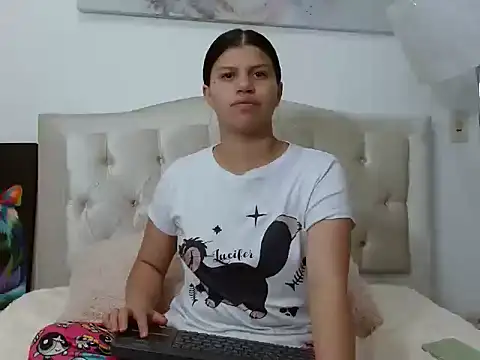 Snapshot of Arianaskyblue chatting on September 28, 6:41 am Arianaskyblue online show from September 28, 6:41 am