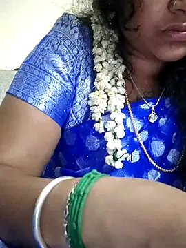 Snapshot of sweetqueen143 chatting on October 6, 6:27 pm sweetqueen143 online show from October 6, 6:27 pm