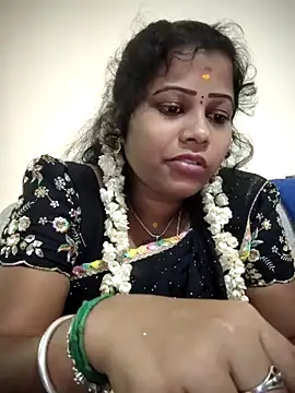 Snapshot of sweetqueen143 chatting on October 17, 5:37 pm sweetqueen143 online show from October 17, 5:37 pm
