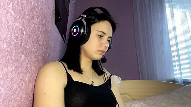 Snapshot of MollyPartey chatting on October 1, 10:21 am MollyPartey online show from October 1, 10:21 am