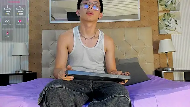 liam twiink online show from October 4, 7:23 pm