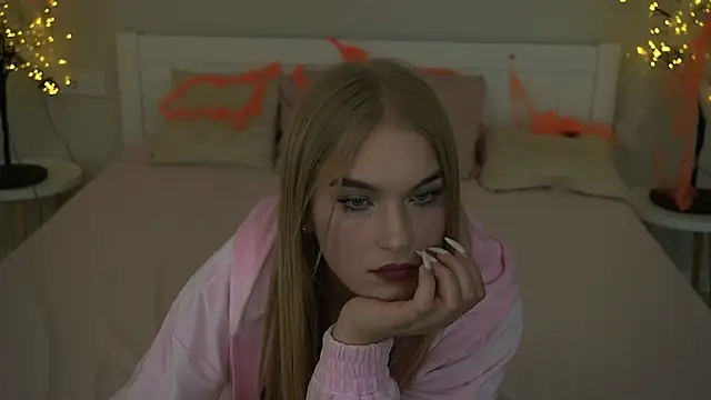 Snapshot of AlinaLiii chatting on October 28, 7:16 pm AlinaLiii online show from October 28, 7:16 pm