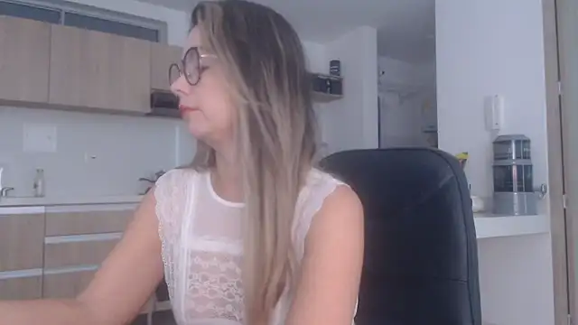 Snapshot of LovePaula chatting on March 12, 12:11 pm LovePaula online show from March 12, 12:11 pm