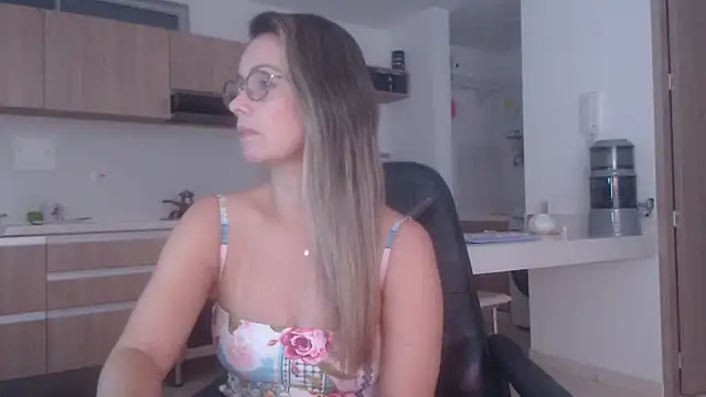 Snapshot of LovePaula chatting on March 22, 12:47 am LovePaula online show from March 22, 12:47 am