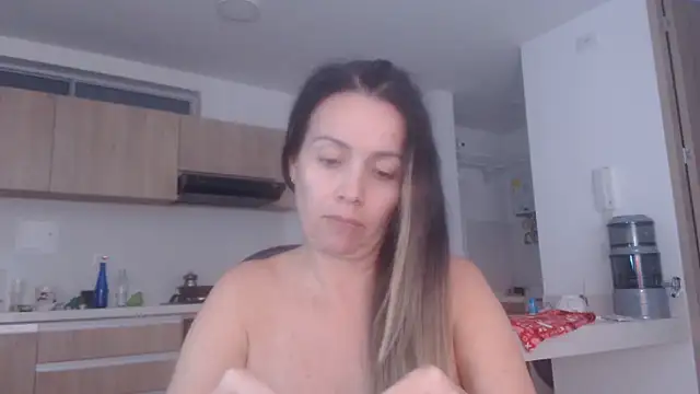 Snapshot of LovePaula chatting on June 9, 3:07 am LovePaula online show from June 9, 3:07 am