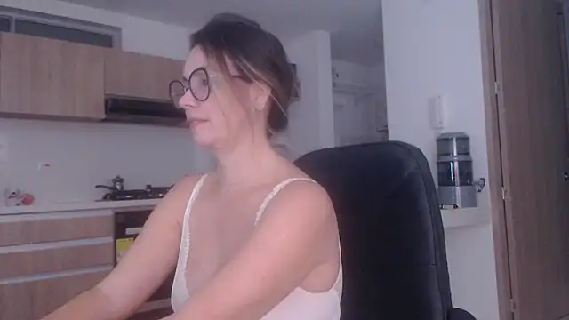 Snapshot of LovePaula chatting on June 28, 12:27 am LovePaula online show from June 28, 12:27 am