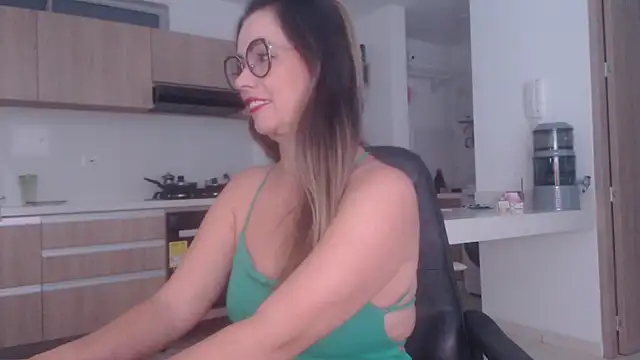 Snapshot of LovePaula chatting on June 29, 11:10 am LovePaula online show from June 29, 11:10 am