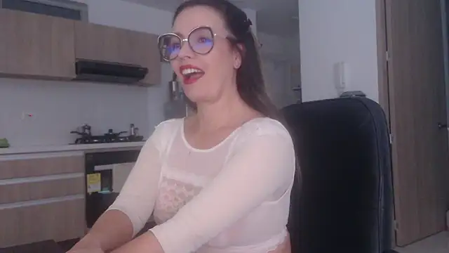 Snapshot of LovePaula chatting on July 12, 11:45 am LovePaula online show from July 12, 11:45 am