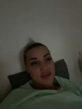 Snapshot of Giullyaxx chatting on October 15, 5:02 pm Giullyaxx online show from October 15, 5:02 pm