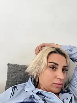 Snapshot of Giullyaxx chatting on October 17, 10:29 am Giullyaxx online show from October 17, 10:29 am