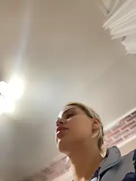 Snapshot of Giullyaxx chatting on October 22, 5:24 pm Giullyaxx online show from October 22, 5:24 pm