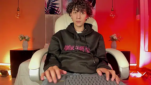 Snapshot of Helios_Obscuro chatting on November 9, 3:05 am Helios Obscuro online show from November 9, 3:05 am