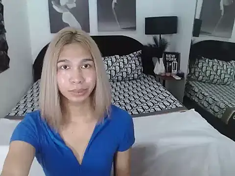 Snapshot of Yuriidelaveigne chatting on October 4, 6:00 am Yuriidelaveigne online show from October 4, 6:00 am