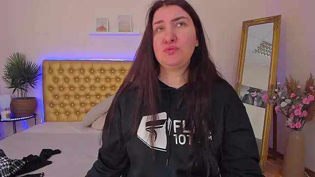 TrishaDarks online show from March 7, 6:21 am