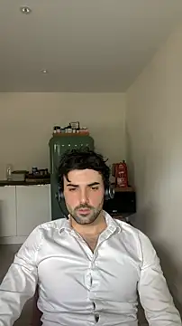 Snapshot of eauminerale chatting on June 2, 12:18 pm eauminerale online show from June 2, 12:18 pm