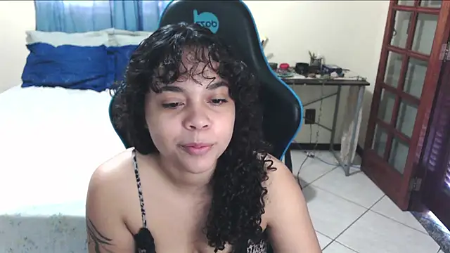 Snapshot of sweetamy326 chatting on May 2, 12:43 pm sweetamy326 online show from May 2, 12:43 pm