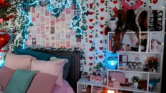 Ayla Hicks online show from April 8, 5:07 am