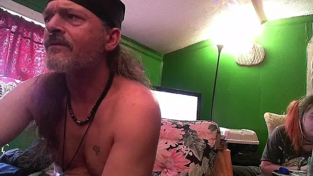 Snapshot of HippieDad333 chatting on April 12, 8:25 pm HippieDad333 online show from April 12, 8:25 pm