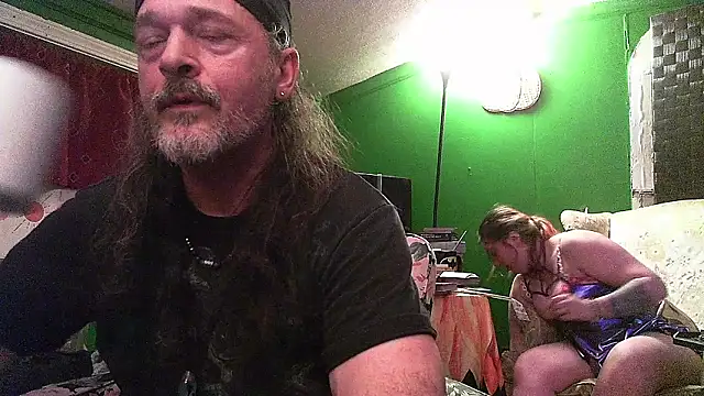 Snapshot of HippieDad333 chatting on April 14, 3:01 am HippieDad333 online show from April 14, 3:01 am