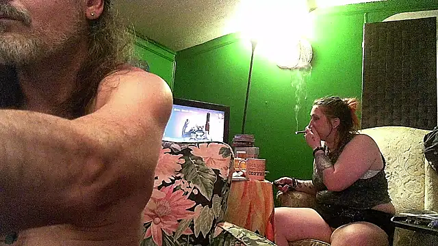 Snapshot of HippieDad333 chatting on April 15, 6:53 am HippieDad333 online show from April 15, 6:53 am