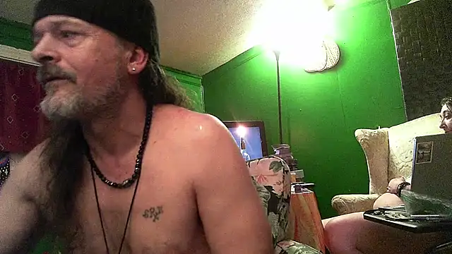 Snapshot of HippieDad333 chatting on April 16, 9:21 am HippieDad333 online show from April 16, 9:21 am