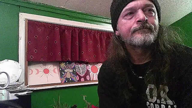 Snapshot of HippieDad333 chatting on April 22, 12:35 am HippieDad333 online show from April 22, 12:35 am