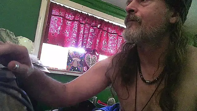 Snapshot of HippieDad333 chatting on April 27, 10:19 pm HippieDad333 online show from April 27, 10:19 pm