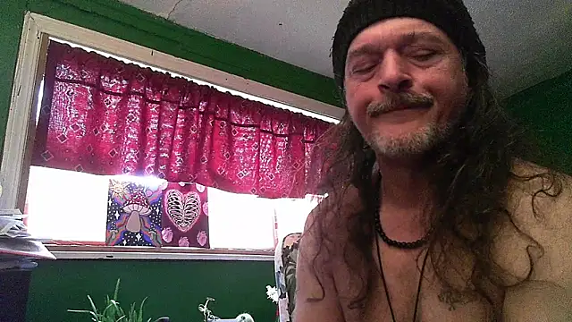Snapshot of HippieDad333 chatting on May 1, 10:36 pm HippieDad333 online show from May 1, 10:36 pm