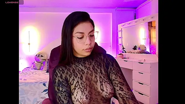 Snapshot of kloe28 chatting on November 6, 3:51 am kloe28 online show from November 6, 3:51 am