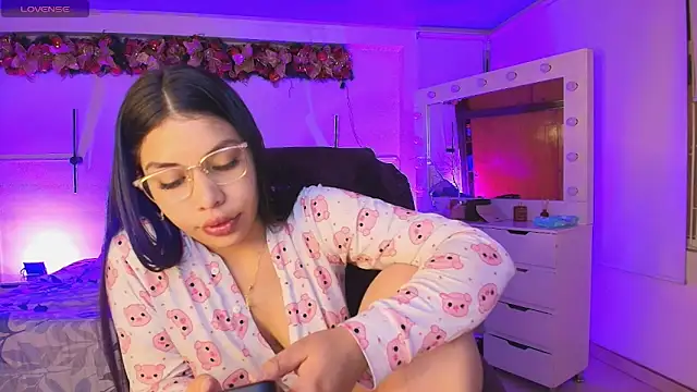 Snapshot of kloe28 chatting on December 23, 10:02 am kloe28 online show from December 23, 10:02 am