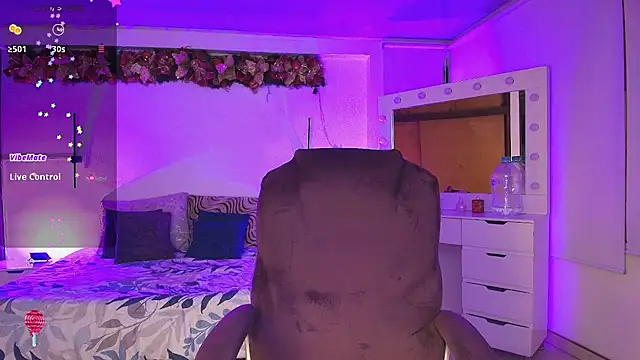 Snapshot of kloe28 chatting on January 7, 3:53 am kloe28 online show from January 7, 3:53 am