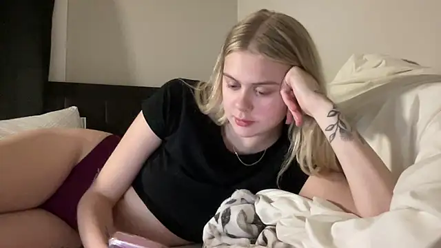 kittycreamgirl online show from October 8, 7:28 am