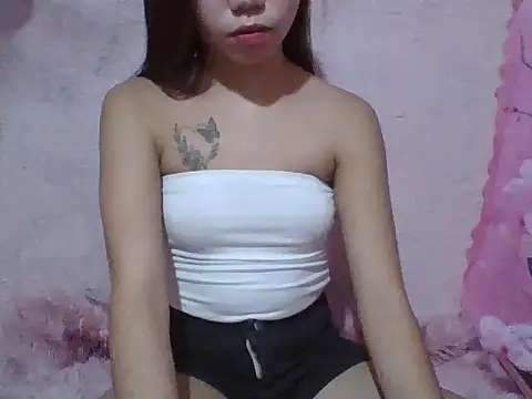 Snapshot of SweetPussie18x chatting on May 27, 2:14 pm SweetPussie18x online show from May 27, 2:14 pm