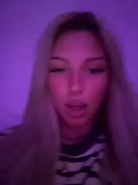 Snapshot of blondeeee chatting on May 4, 4:58 pm blondeeee online show from May 4, 4:58 pm