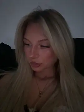 Snapshot of blondeeee chatting on May 6, 4:12 pm blondeeee online show from May 6, 4:12 pm
