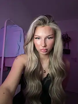 Snapshot of blondeeee chatting on June 12, 3:55 pm blondeeee online show from June 12, 3:55 pm