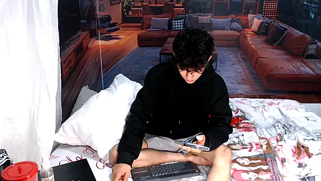 Snapshot of RomeoMillerr chatting on May 27, 4:48 pm RomeoMillerr online show from May 27, 4:48 pm