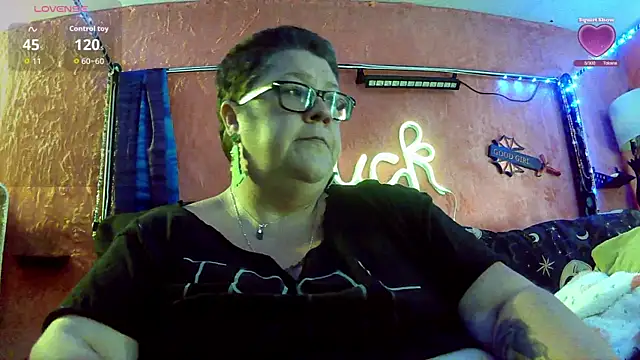 Snapshot of violentviolet68 chatting on June 10, 7:35 pm violentviolet68 online show from June 10, 7:35 pm