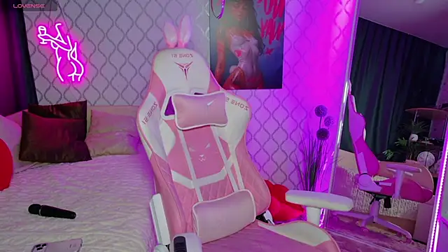 Snapshot of Curious_Lily chatting on June 27, 1:10 am Curious Lily online show from June 27, 1:10 am