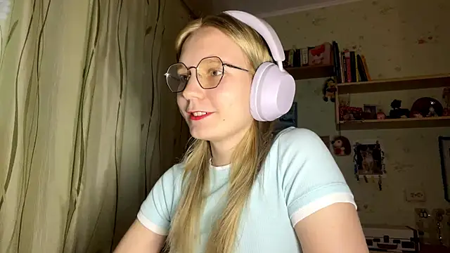 Snapshot of xX_Looola_Xx chatting on September 27, 2:33 pm xX Looola Xx online show from September 27, 2:33 pm