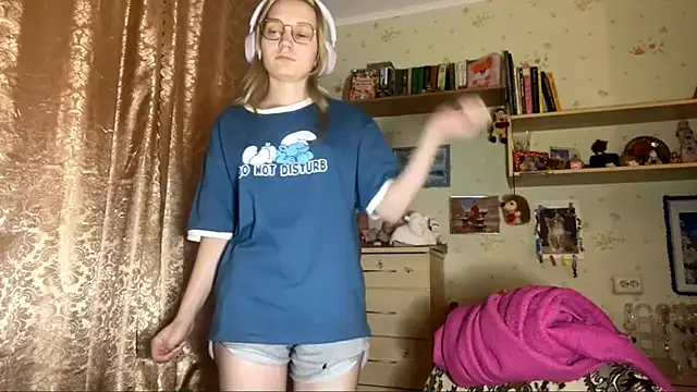 Snapshot of xX_Looola_Xx chatting on October 4, 5:44 pm xX Looola Xx online show from October 4, 5:44 pm