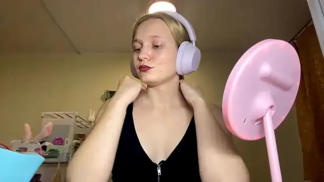 Snapshot of xX_Looola_Xx chatting on October 18, 5:25 pm xX Looola Xx online show from October 18, 5:25 pm