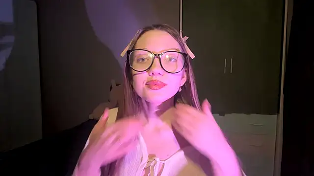 Snapshot of EmiIyKitty chatting on November 10, 7:24 pm EmiIyKitty online show from November 10, 7:24 pm