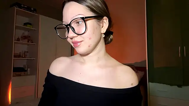 Snapshot of EmiIyKitty chatting on December 14, 6:56 pm EmiIyKitty online show from December 14, 6:56 pm