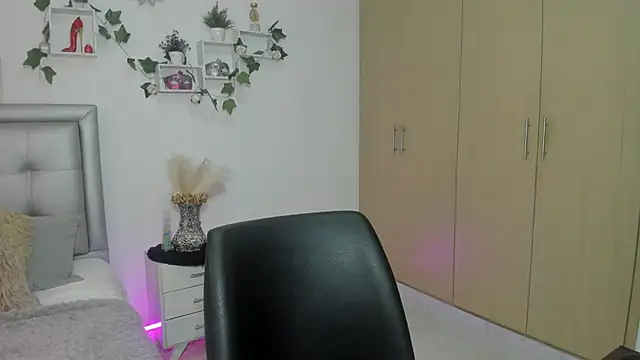Snapshot of mia_star_2 chatting on June 3, 10:40 am mia star 2 online show from June 3, 10:40 am