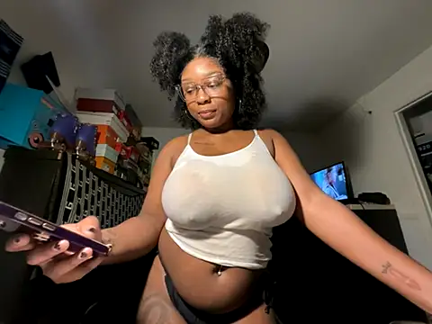 Snapshot of monicaval chatting on October 6, 3:37 am monicaval online show from October 6, 3:37 am