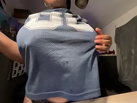 Snapshot of monicaval chatting on November 11, 5:07 am monicaval online show from November 11, 5:07 am