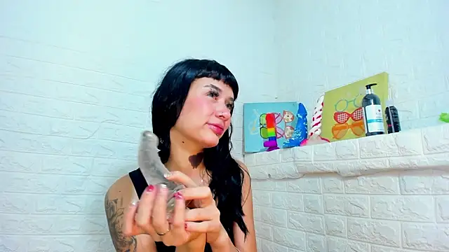 Snapshot of MelanyHarrysHH chatting on October 13, 5:18 am MelanyHarrysHH online show from October 13, 5:18 am