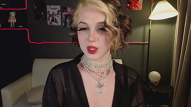 luna son online show from April 17, 9:40 pm