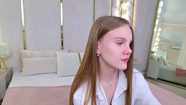 Lili Lohan online show from June 10, 4:45 am